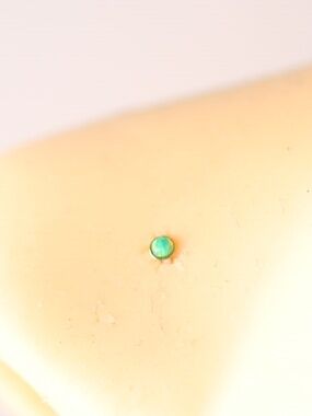9kt.Gold Nose Piercing with a green mint 2mm round gem 22gauge New